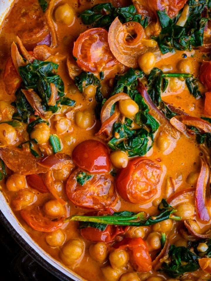 Freshly cooked harissa chickpeas in a skillet.